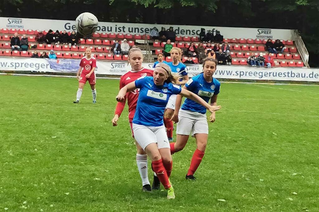 Fabienne Laborn (li)., Holstein Kiel holt sich den Ball vor Lena Stöhr (Aurich) - dahinter Sophia Schalke. Michael Felke