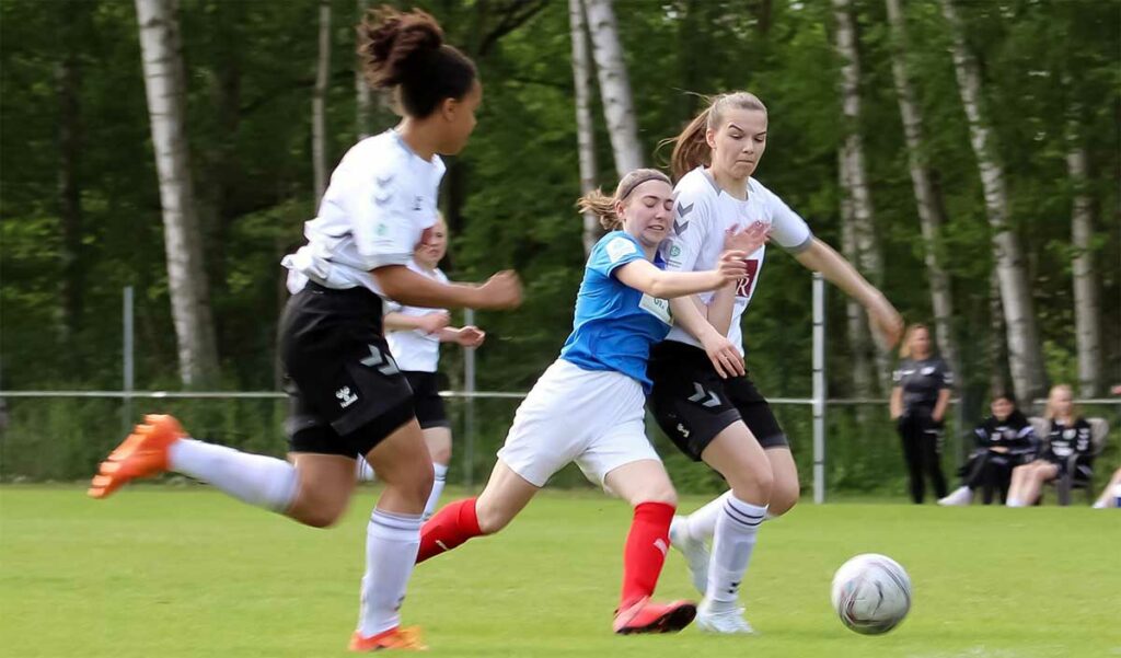 Hannah Totz (Holstein Kiel) versucht, sich zwischen Sara Batchadji (li.) und Theres Garbers durchzumogeln. © Holger Klaschka