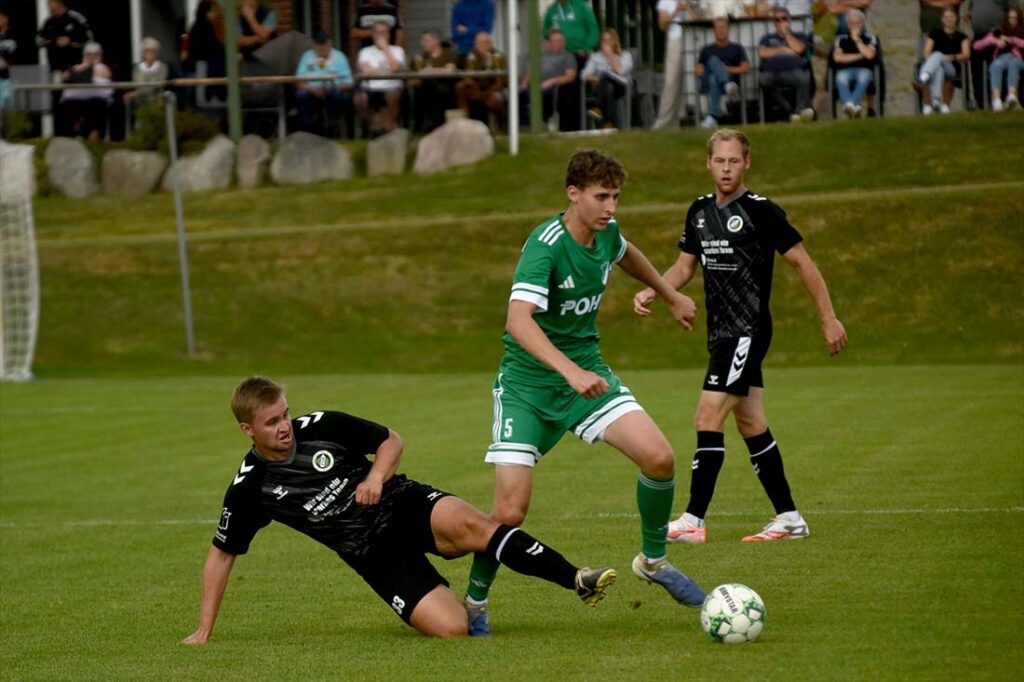 Melvin Töning (FC Burg) gegen Maxi Lüdtke (Todenbüttel). © 2025 Olaf Wegerich.JPG Melvin Töning (FC Burg) gegen Maxi Lüdtke (Todenbüttel). © 2025 Olaf Wegerich.JPG