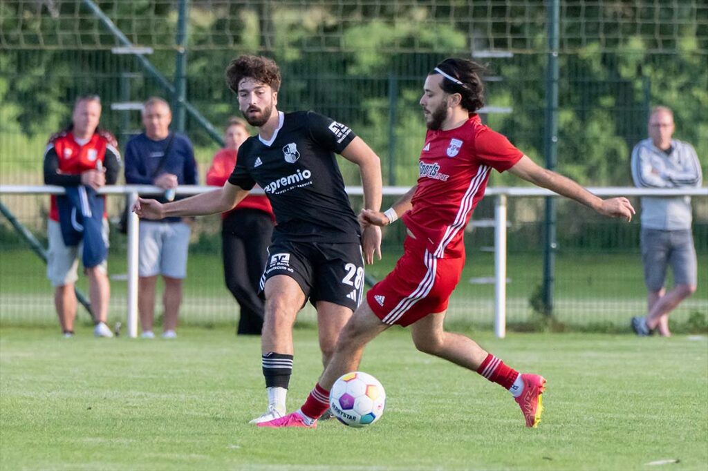 Yusef Abdelrahman (Heider SV) gegen Berat Güler (Fortuna Glückstadt). © 2025 Volker Schlichting Yusef Abdelrahman (Heider SV) gegen Berat Güler (Fortuna Glückstadt). © 2025 Volker Schlichting