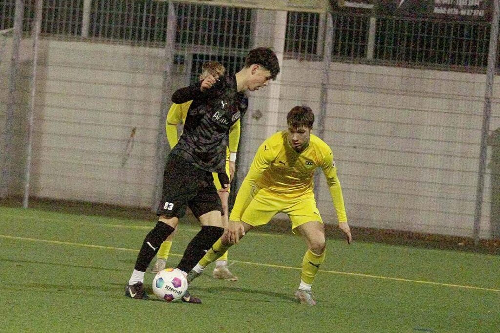 Leon Mordhorst (TSV Klausdorf) am Ball gegen Marcel Gaber (SVE Comet Kiel). © 2025 Ismail Yesilyurt Leon Mordhorst (TSV Klausdorf) am Ball gegen Marcel Gaber (SVE Comet Kiel). © 2025 Ismail Yesilyurt