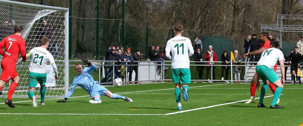 1:0, den Schuss von Benjamin Petrick kann Nico Ganzel abwehren, den auf die Torlinie zutrudelnden Ball kann Kevin Wöhlk wohl nur hinter der Torlinie ins Toraus retten.