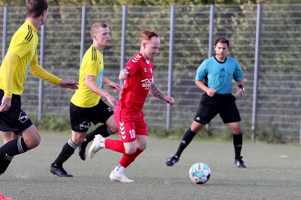 Cedric Nielsen (in rot, Slesvig IF) im Spiel beim TSV Altenholz. © 2024 Ismail Yesilyurt Cedric Nielsen (in rot, Slesvig IF) im Spiel beim TSV Altenholz. © 2024 Ismail Yesilyurt