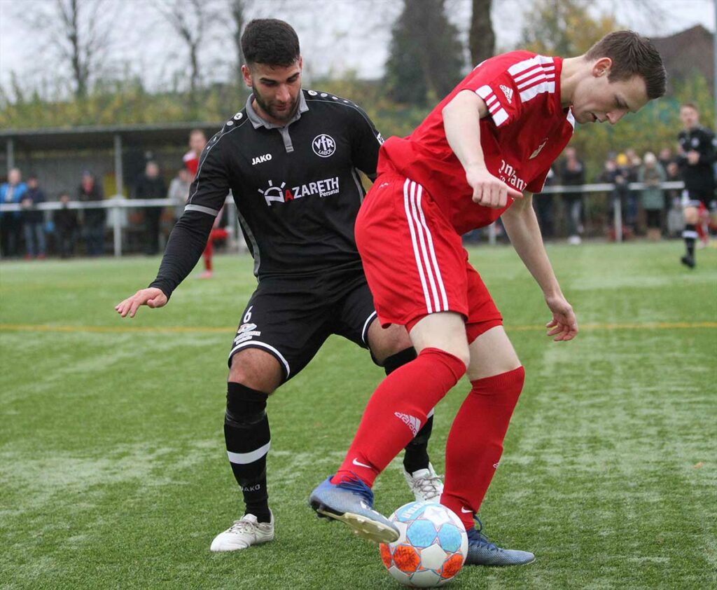 Laboes Abwehrspieler Antonio-Marcial Grünwald versucht Yannick Raudzus, der zu den Torschützen gehörte, zu stören. ©Ismail Yesilyurt