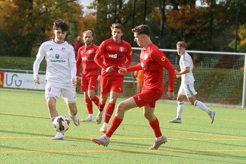 Marvin Müller (Kilia Kiel) ist vor Mika Gutovsky (Kaltenkirchener TS) am Ball. © 2025 Ismail Yesilyurt Marvin Müller (Kilia Kiel) ist vor Mika Gutovsky (Kaltenkirchener TS) am Ball. © 2025 Ismail Yesilyurt