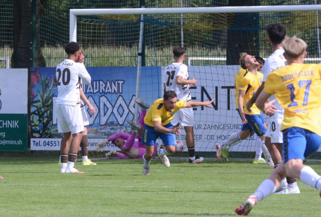 Mirko Boland (Todesfelde) dreht jubelt ab nach seinem verrückten Kopfballtreffer zum 5:4. © 2026 Olaf Wegerich Mirko Boland (Todesfelde) dreht jubelt ab nach seinem verrückten Kopfballtreffer zum 5-4. © 2026 Olaf Wegerich