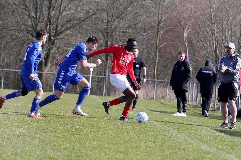 Eidertal verteidigte gut - hier stellen Mirco Schöning (li.) und Tobias Foelster (Brayann Kouakou vor den Trainerbänken. © 2025 Ismail Yesilyurt 