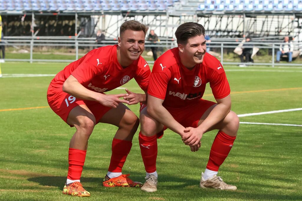 Neue Torjubel-Choreographie durch Luca Aouci (li.) und Jan Matti Seidel nach dem 2:0. Neue Torjubel-Choreographie durch Luca Aouci (li.) und ja Matti Seidel nach dem 2:0. © Ismail Yesilyurt