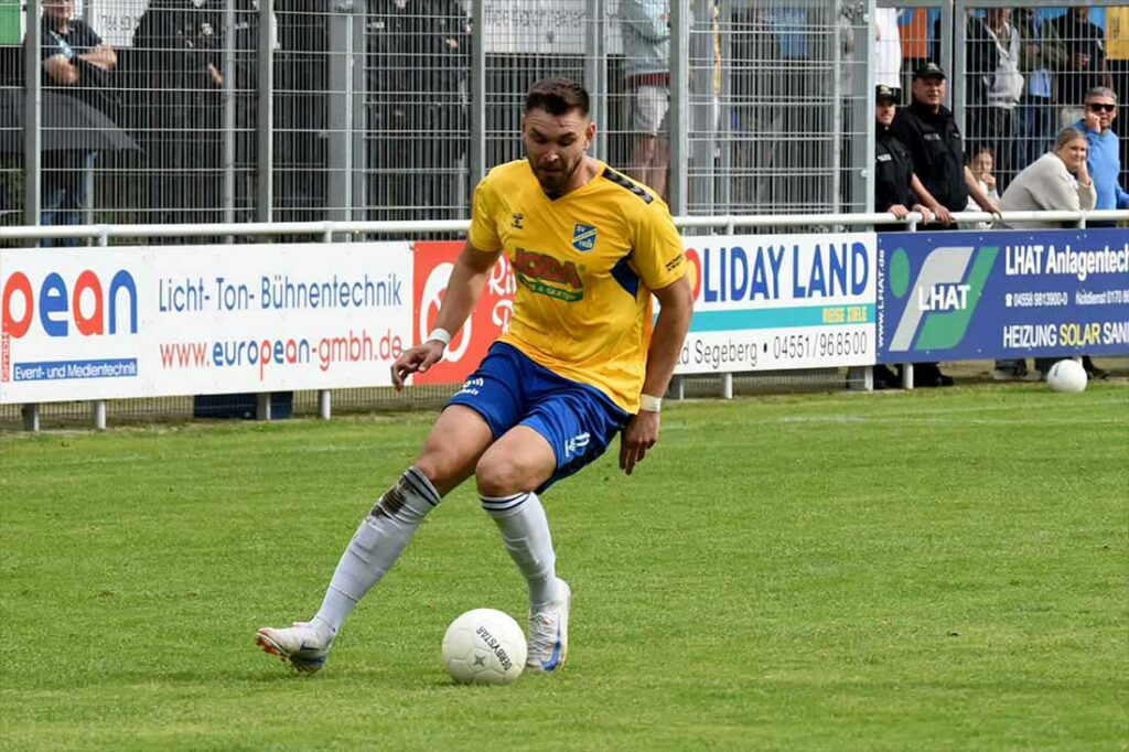Morten Liebert (Todesfelde) gelingt mit dem 1-0 in Lohne ein wichtiger und wirkungsvoller Treffer. © 2024 Olaf Wegerich