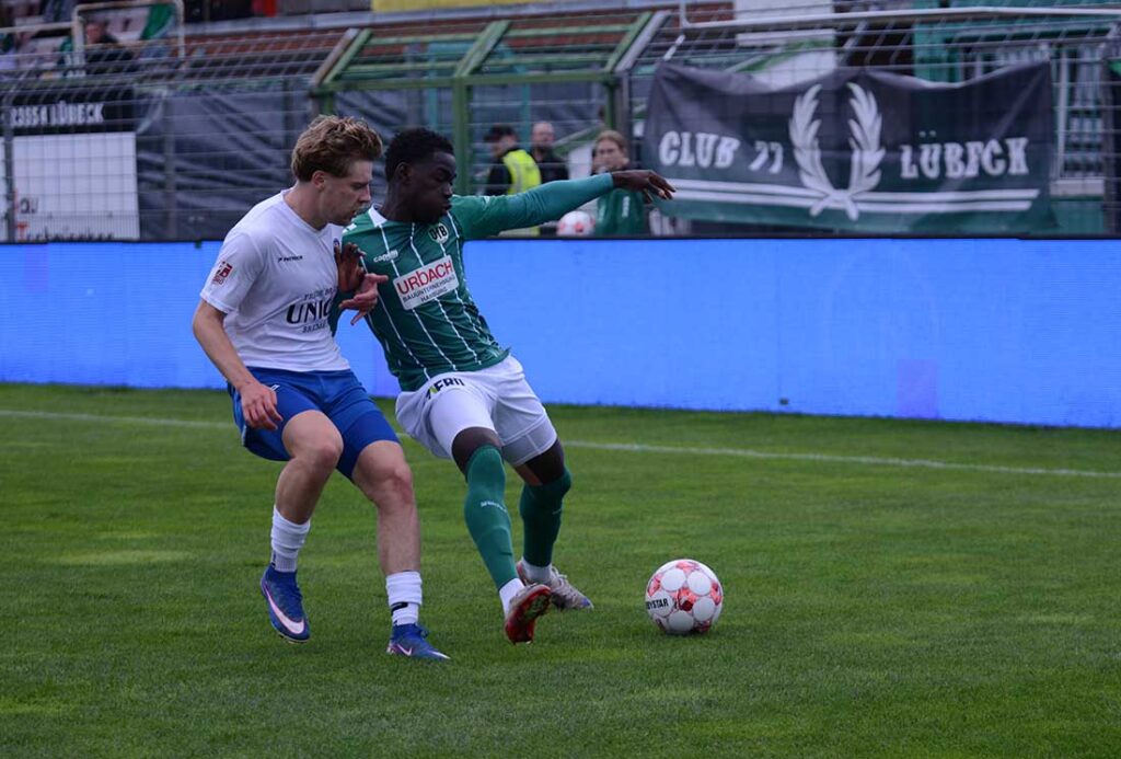 Luca Schlake (Bremer SV) gegen Emmanuel Appiah (VfB Lübeck). © 2026 Olaf Wegerich Luca Schlake (Bremer SV) gegen Emmanuel Appiah (VfB Lübeck). © 2026 Olaf Wegerich