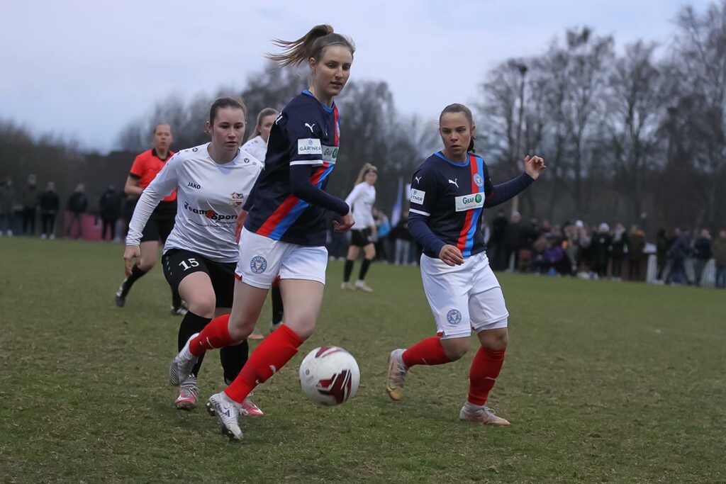 Holsteins Melissa Möller ist vor Carlotta Bertermann am Ball, rechts Laetitia Mikolassek. Holsteins Melissa Möller ist vor Carlotta Bertermann am Ball, rechts Laetita Mikolassek. © Ismail Yesilyurt