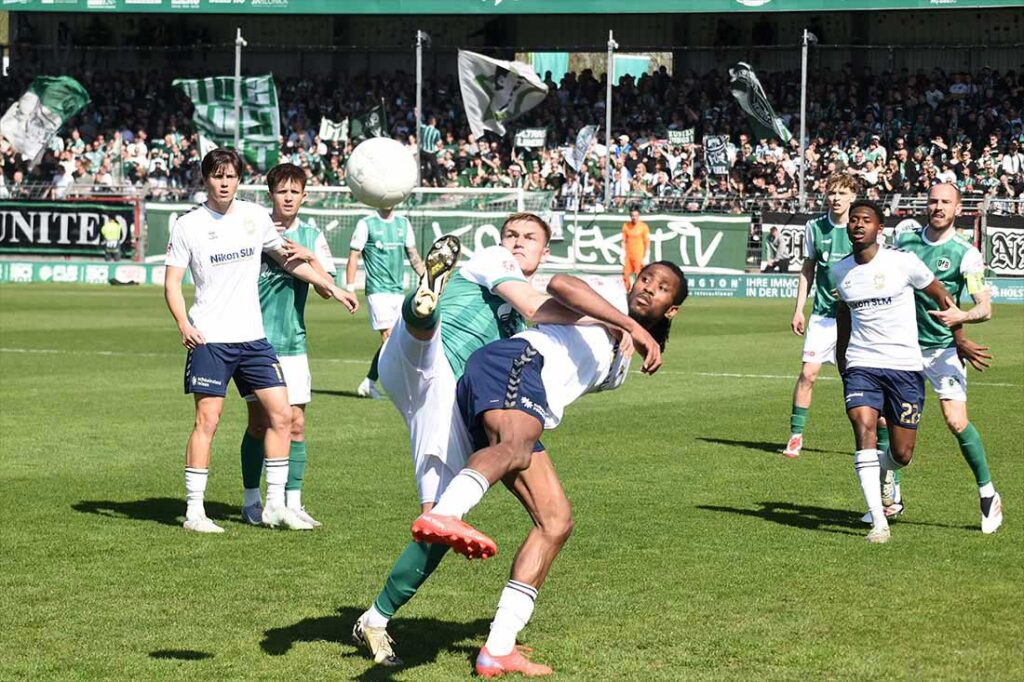 Julian Albrecht (li., VfB Lübeck) gegen Obinna Iloka (1. FC Phönix Lübeck). © 2025 Olaf Wegerich Julian Albrecht (li., VfB Lübeck) gegen Obinna Iloka (1. FC Phönix Lübeck). © 2025 Olaf Wegerich