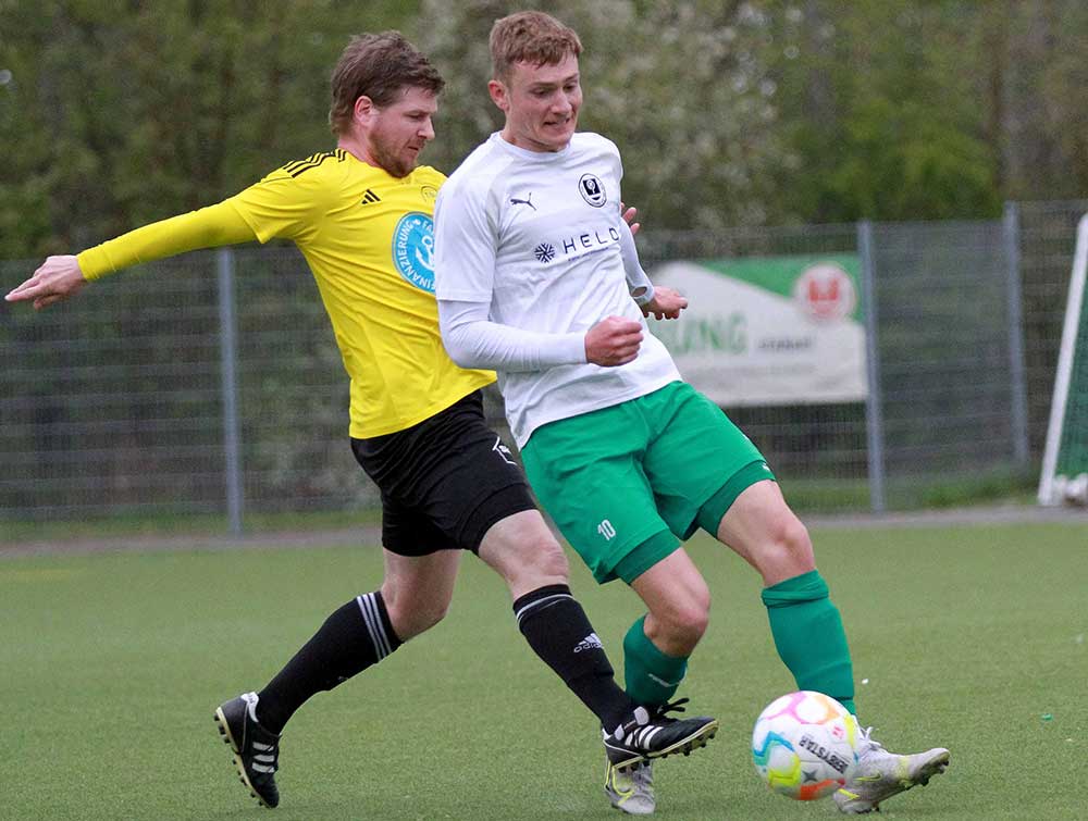 Marc Schwabe (re., TSV Klausdorf) traf halb so viel wie zuvor  in der gesamten Saison. Links Thore Ceynowa. © 2023 Ismail Yesilyurt