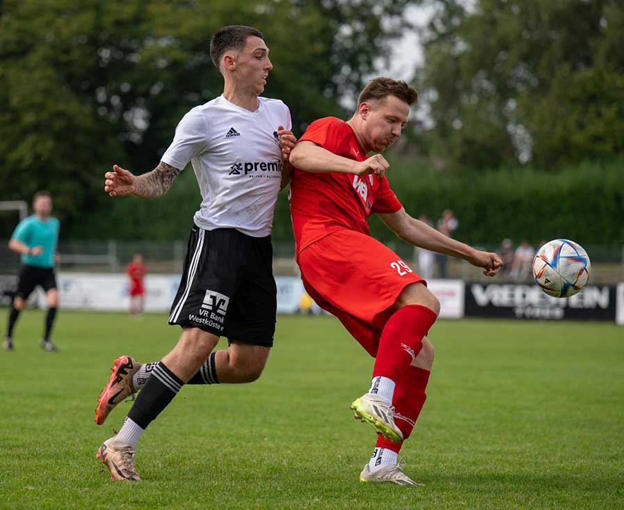 Kevin Harder (Kilia Kiel) ist vor Mika Kieselbach (Heider SV) am Ball. © 2024 Volker Schlichting Kevin Harder (Kilia Kiel) ist vor Mika Kieselbach (Heider SV) am Ball. © 2024 Volker Schlichting