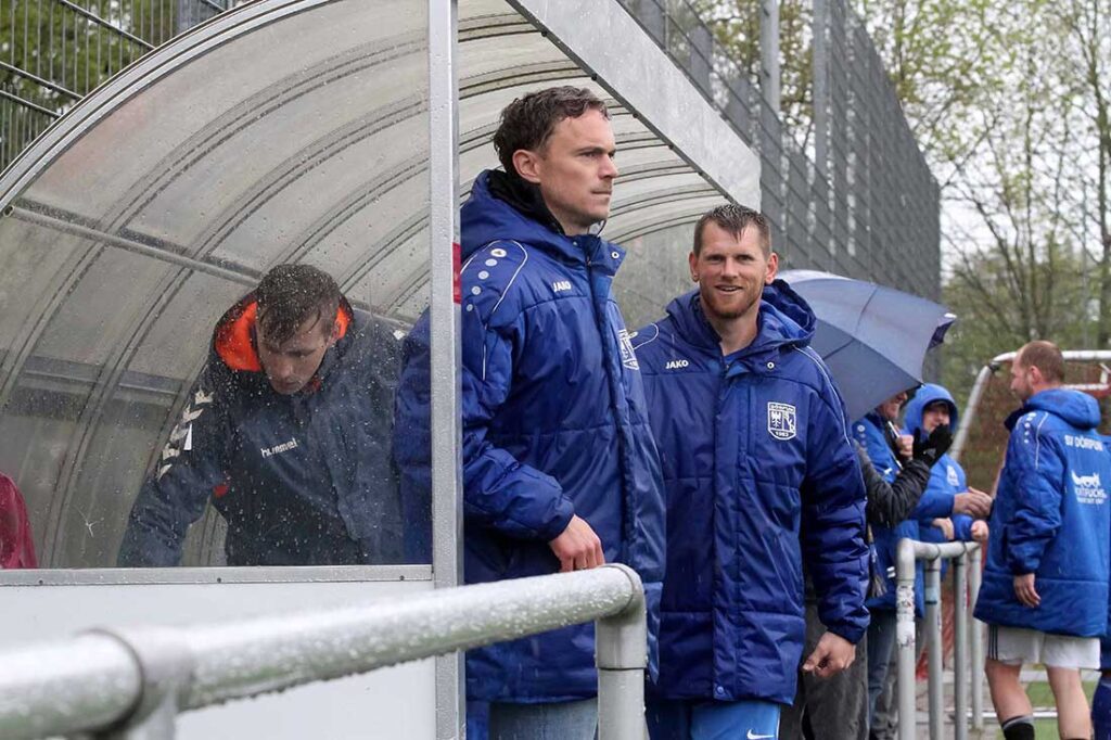 Trainer Thies Borchardt (SV Dörpum) und Malte Johannsen (re.), Torschütze zum 1:1. © 2025 Ismail Yesilyurt Trainer Thies Borchardt (SV Dörpum) und Malte Johannsen (re.), Torschütze zum 1:1. © 2025 Ismail Yesilyurt