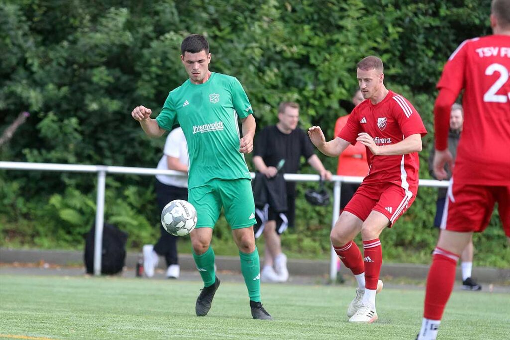 Zwei Kicker, die das Spiel ihrer Mannschaft antreiben - Lennart Petersen (TSV Gremersdorf) und Moritz Hübner (re., TSV Flintbek). © 2025 Ismail Yesilyurt