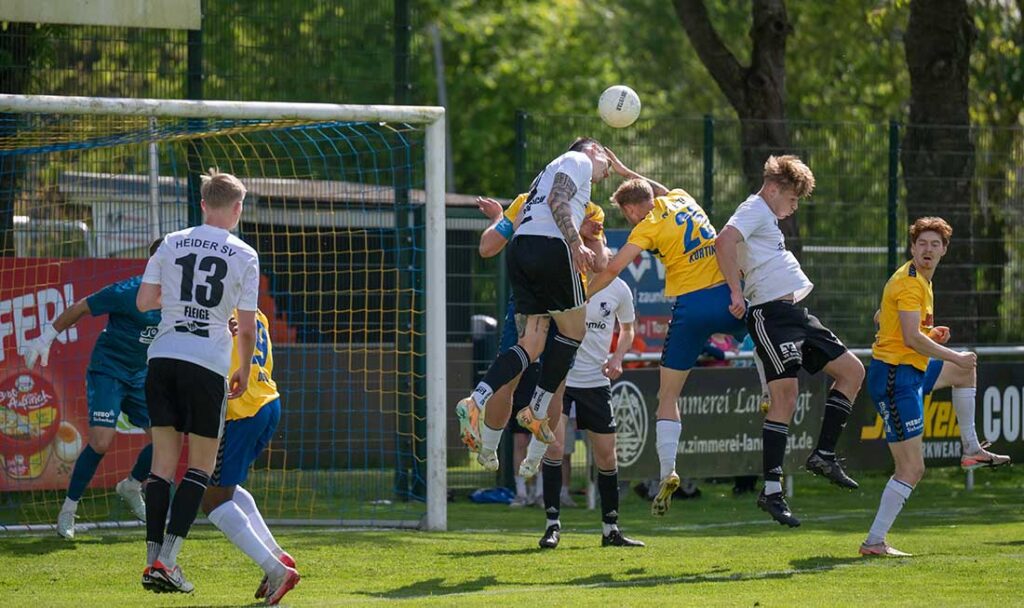 Mika Kieselbach (Heider SV) köpft den Ball vor Tyler Körting (SV Todesfelde) weg. © 2026 Volker Schlichting Mika Kieselbach (Heider SV) köpft den Ball vor Tyler Körting (SV Todesfelde) weg. © 2026 Volker Schlichting