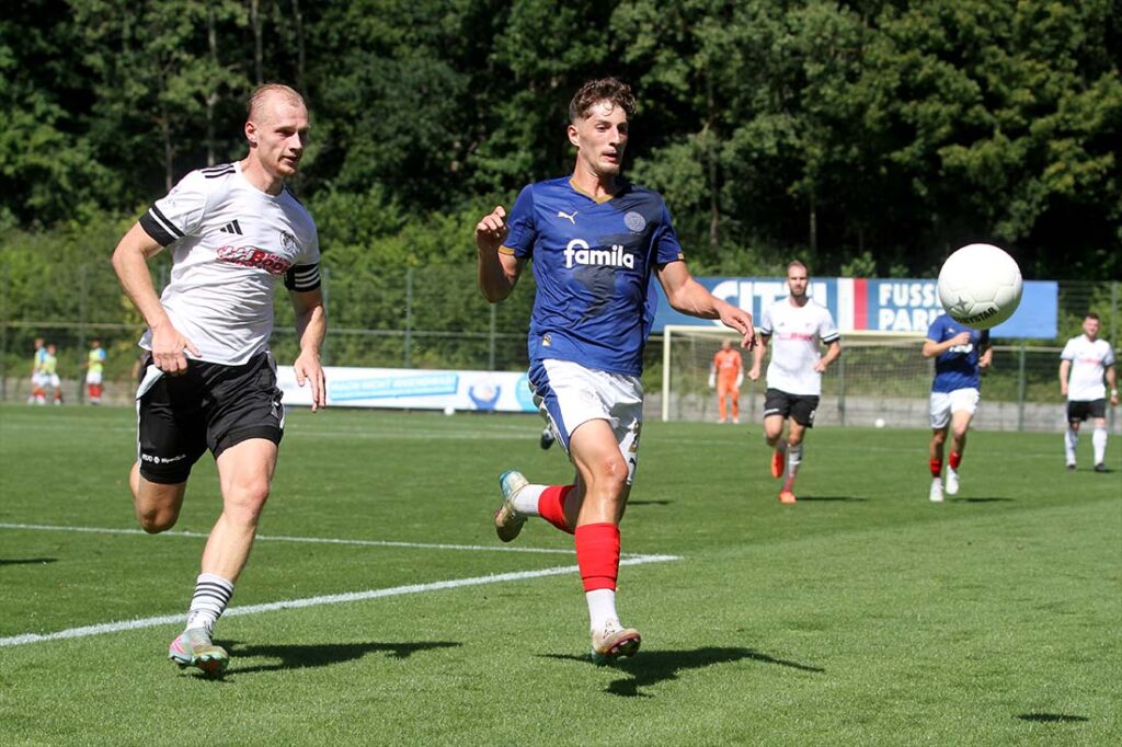 Hamze Muqaj (Holstein Kiel) ist vor Paul Treichel (Preußen reinfeld) am Ball. © 2025 Ismail Yesilyurt Hamze Muqaj (Holstein Kiel) ist vor Paul Treichel (Preußen reinfeld) am Ball. © 2025 Ismail Yesilyurt