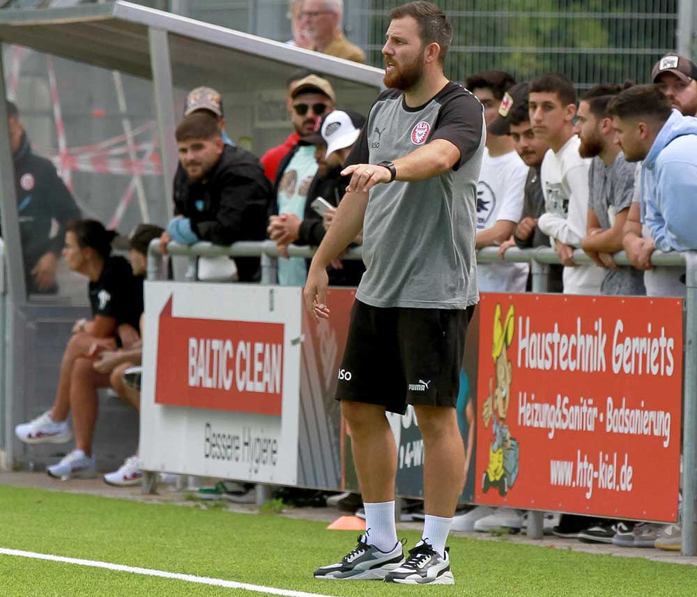 Chefcoach Nicola Soranno (Kilia Kiel) sah ein gutes Spiel seiner Mannschaft.© 2023 Ismail Yesilyurt Chefcoach Nicola Soranno (Kilia Kiel) sah ein gutes Spiel seiner Mannschaft.© 2023 Ismail Yesilyurt