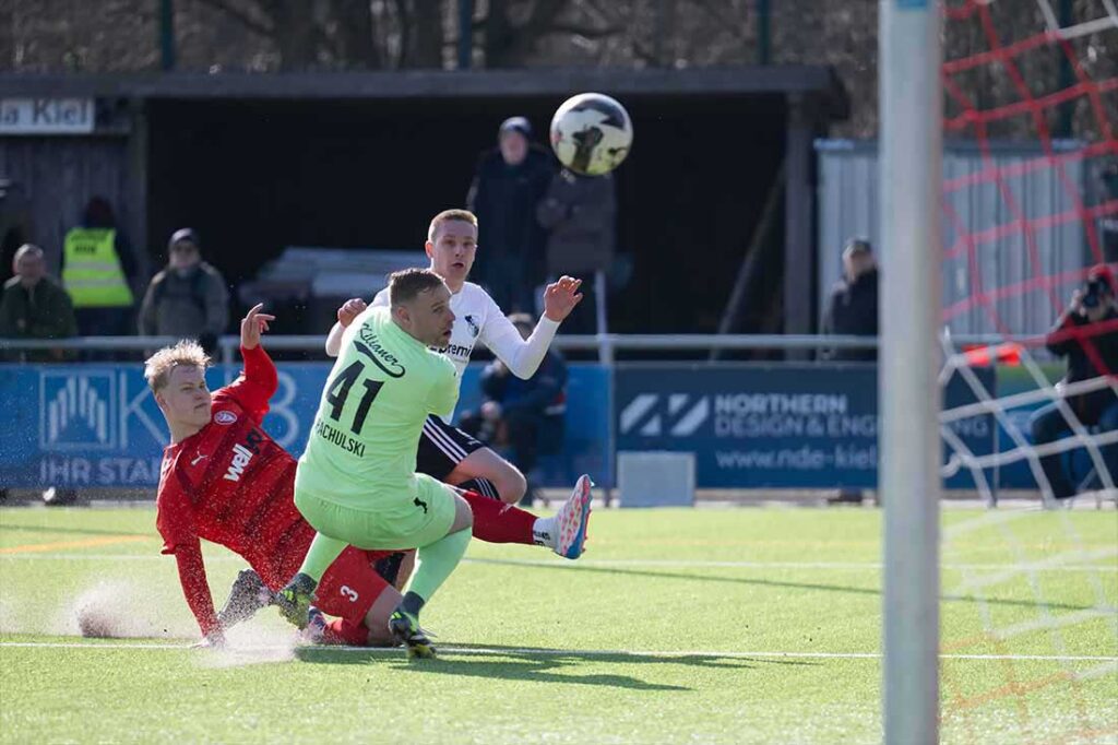 Marvin Wolf (Heider SV) verkürzt gegen Ove Witt (Kilia Kiel) und Keeper Tom Pachulski auf 3:4. © 2025 Volker Schlichting