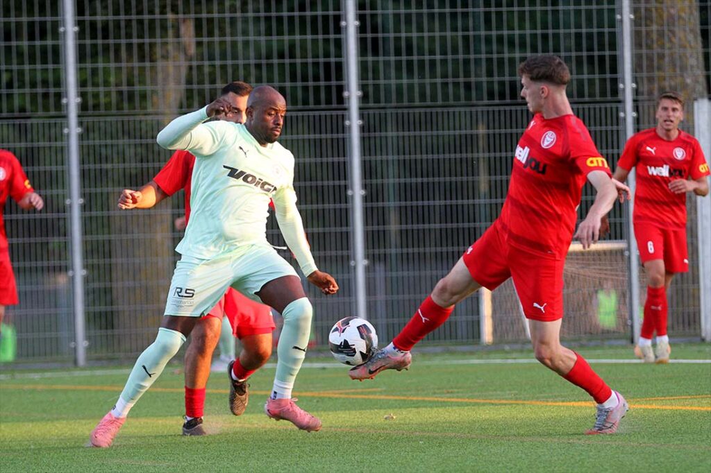 Grady Zinkondo (li., PSV Neumünster) gegen Marvin Müller (Kilia Kiel). © 2025 Ismail Yesilyurt Grady Zinkondo (li., PSV Neumünster) gegen Marvin Müller (Kilia Kiel). © 2025 Ismail Yesilyurt