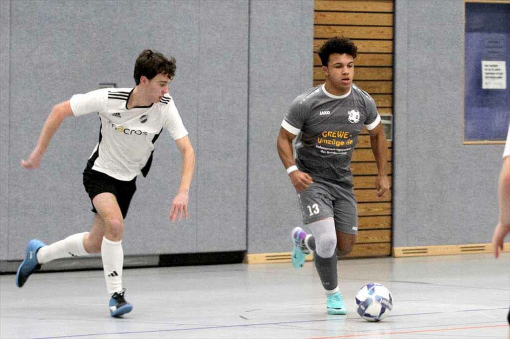Joshua Nwokoma (re.) vom Landesliga-Absteiger SG Eckernförde-Fleckeby, begehrtes Objekt, wechselt in die Regionalliga zu Weiche Flensburg 08. © 2023 Ismail Yesilyurt