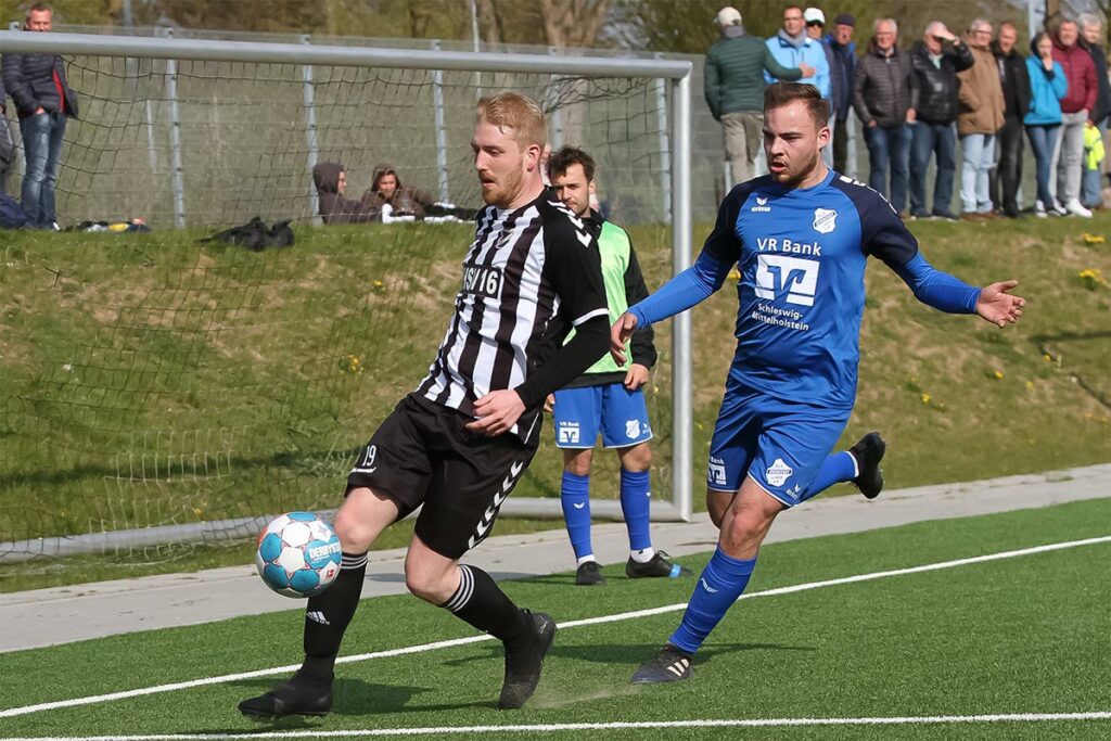 HSV-Goalgetter Timo Martens (7 Tore) wird von Rayk-Emrah Hagemann (TuS Jevenstedt) zur Ecke abgedrängt. HSV-Goalgetter Timo Martens (7 Tore) wird von Rayk-Emrah Hagemann (TuS Jevenstedt) zur Ecke abgedrängt. © Ismail Yesilyurt