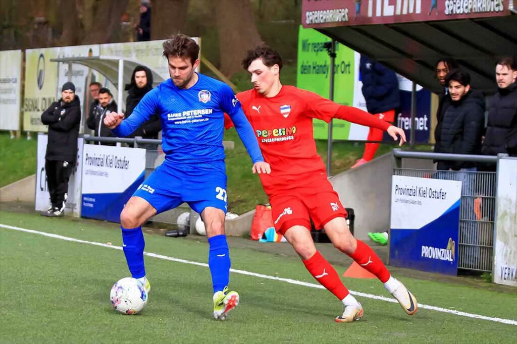 Geht es mit Timo Carstensen (TSB Flensburg), hier gegen Pascal Polonski (re., Inter Türkspor Kiel) aus der letzten Saison, vorwärts in die Vergangenheit? © 2024 Ismail Yesilyurt