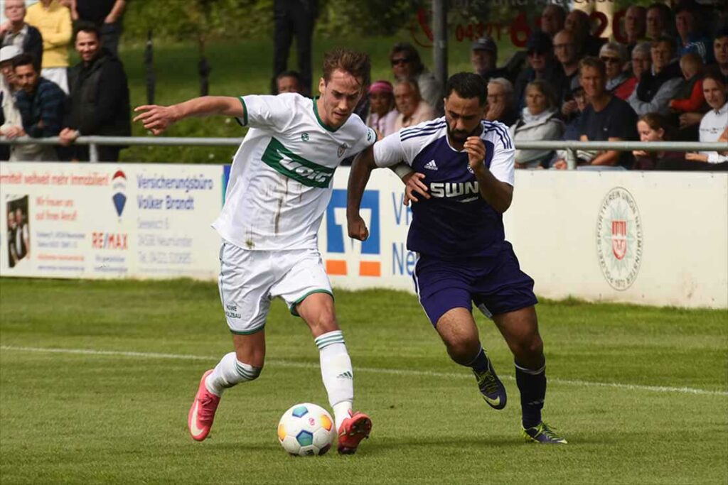 Jesper Tiedemann (li., PSV Neumünster), hier gegen Sabri Nasri (VfR Neumünster), machte ein Topspiel und 2 Tore. © 2023 Olaf Wegerich