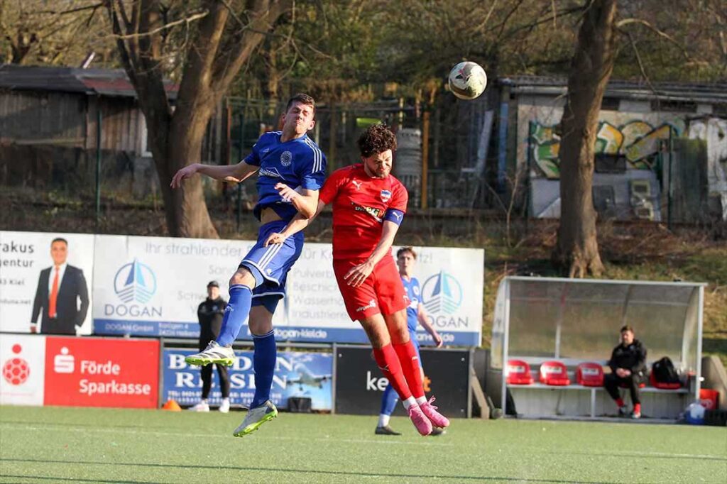 Zwei Kicker, die für ihr Team viel leisten - Brian Kliese (li., TSV Rantrum) und Serkan Yildirimer (Inter Türkspor Kiel). © 2025 Ismail Yesilyurt