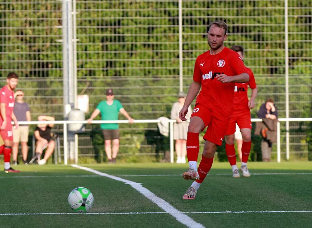 Glänzte mit einem Tor und Assist – Mittelfeldakteur Julius Alt (FC Kilia Kiel). Quelle: Ismail Yesilyurt Glänzte mit einem Tor und Assist - Mittelfeldakteur Julius Alt (FC Kilia Kiel). Quelle: Ismail Yesilyurt