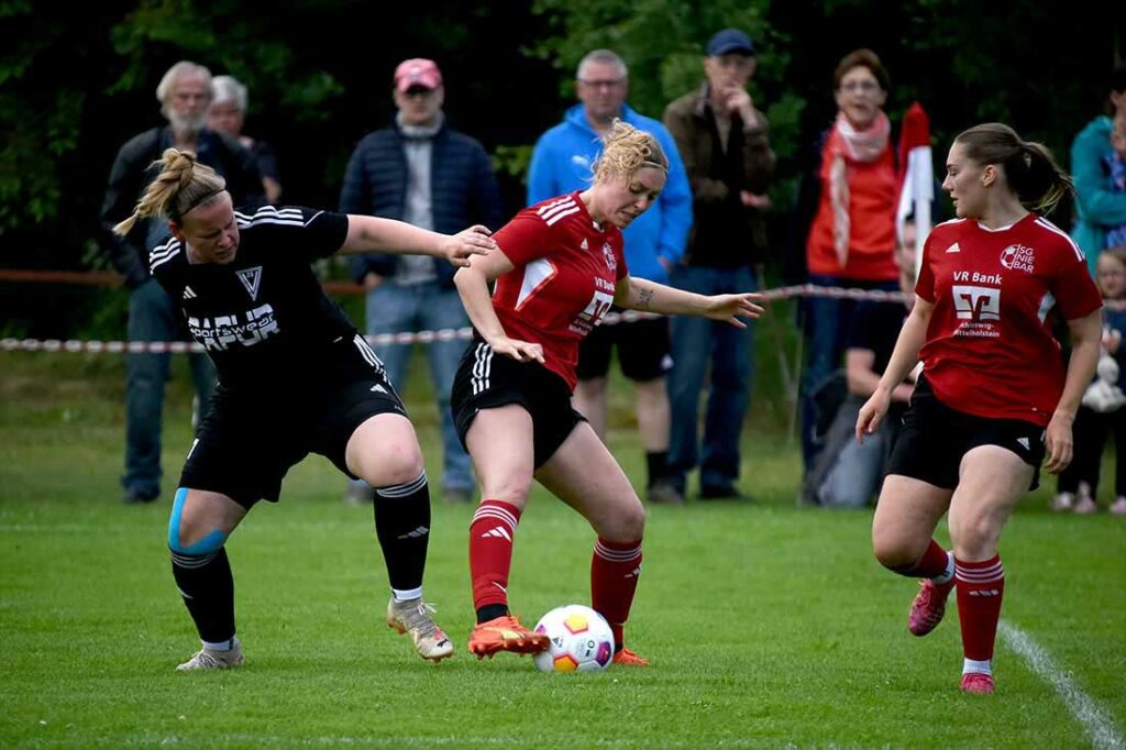 Maya Jahnke (li., Audorf) gegen Tanja Staben (SG NieBar). © 2024 Olaf Wegerich