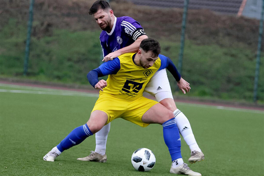 Florian Kuklinski (Osterrönfelder TSV) behauptet den Ball gegen Dustin Christophersen (VfR Neumünster). Foto © Ismail Yesilyurt