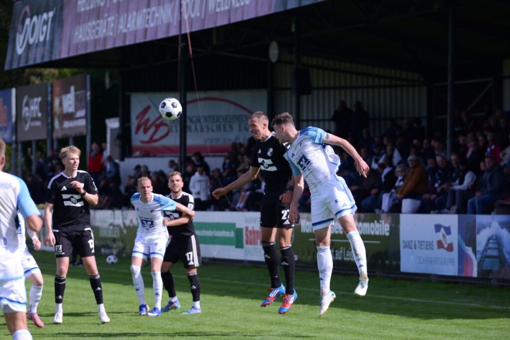 Kopfballduell der Kapitäne. Jonah Gieseler (Heider SV) gegen Felix Knuth (TUS Rotenhof). © 2026 Olaf Wegerich. Kopfballduell der Kapitäne. Jonah Gieseler (Heider SV) gegen Felix Knuth (TUS Rotenhof). © 2026 Olaf Wegerich.