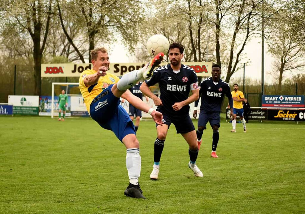 Abwehrstratege Christian Rave (SV Todesfelde) hier gegen Ersin Zehir (Eintracht Norderstedt) . © 2025 Olaf Wegerich Christian Rave (SV Todesfelde) gegen Ersin Zehir (Eintracht Norderstedt). © 2025 Olaf Wegerich