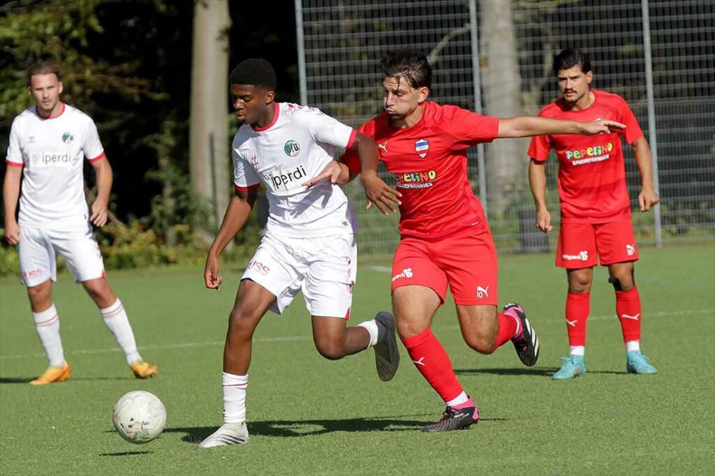 Mikail Özcan (re., Inter Türkspor Kiel), gegen Omorogbe Odiase (VfB Lübeck) muss nach 38 Minuten wegen einer Verletzung passen. © 2023 Ismail Yesilyurt