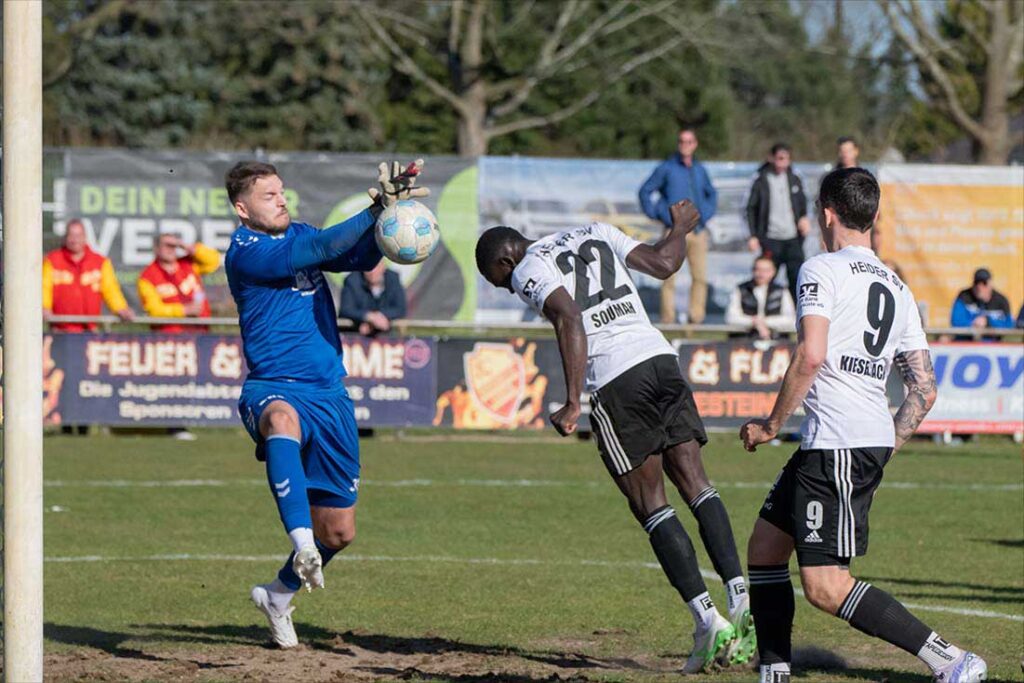 Nico Heyden (Dornbreite Lübeck) pariert den Kopfball von Daouda Soumah (Heider SV). © 2025 Volker Schlichting Nico Heyden (Dornbreite Lübeck) pariert den Kopfball von Daouda Soumah (Heider SV). © 2025 Volker Schlichting