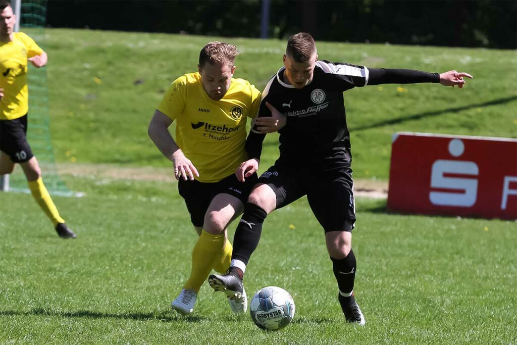 Fabian Großmann hängt sich an Christian Witt (re., Probsteier SG) ein. Fabian Großmann hängt sich an Christian Witt (re., Probsteier SG) ein. © Ismail Yesilyurt