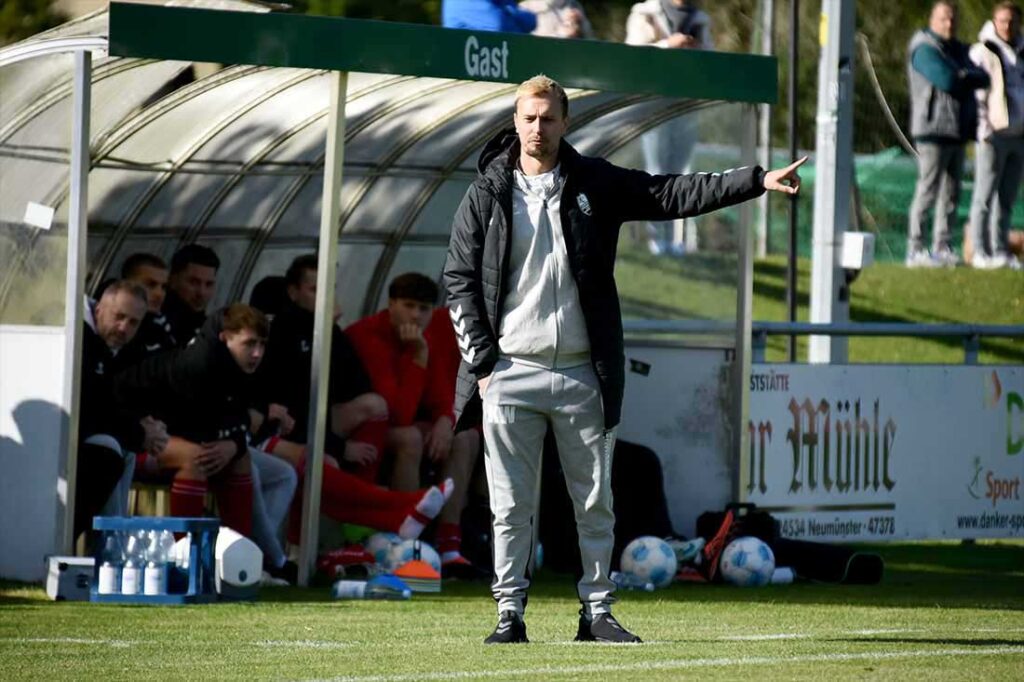 Kevin Wölk, hier für den FC Dornbreite Lübeck an der Seitenlinie. © 2024 Olaf Wegerich FCD-Trainer Kevin Wölk. © 2024 Olaf Wegerich