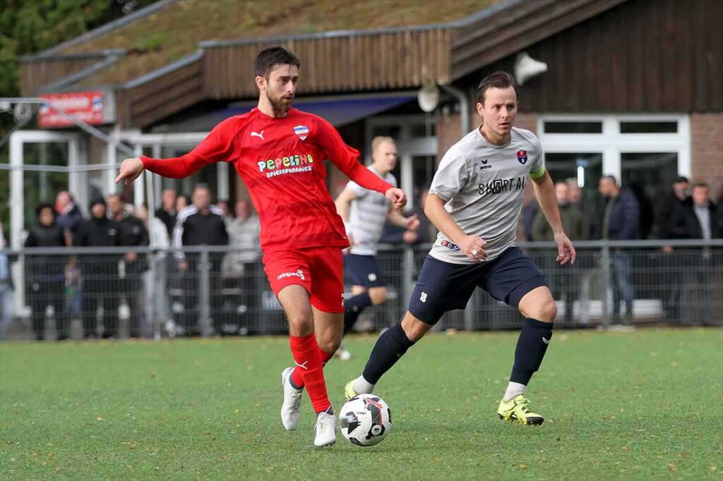 Batuhan Ibrahimoglu (Inter Türkspor Kiel) gegen Karl-Christian Melfsen (re., RB Obere Treene). © 2024 Ismail Yesilyurt