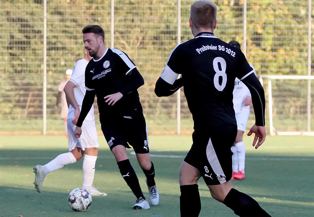 Haris Osmanovic (am Ball) ist erfolgreich von einem guten Innenverteidiger zu einem erfolgreichen Stürmer umgeschult worden. © Ismail Yesilyurt