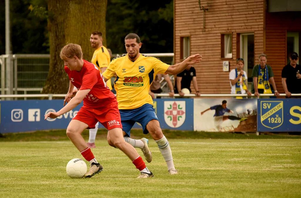 Finn Clausen (Eutin) am Ball gegen Okan Özütemiz (Todesfelde). © 2025 Olaf Wegerich Finn Clausen (Eutin) am Ball gegen Okan Özütemiz (Todesfelde). © 2025 Olaf Wegerich