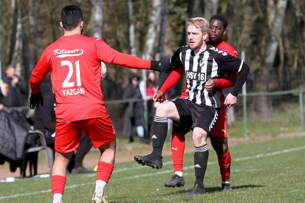 Timo Martens (Heikendorfer SV) wird von Teyi Lawson-Body (hinten) und Serhat Yazgan (FC Kilia Kiel) in die Zwickmühle genommen. © Ismail Yesilyurt