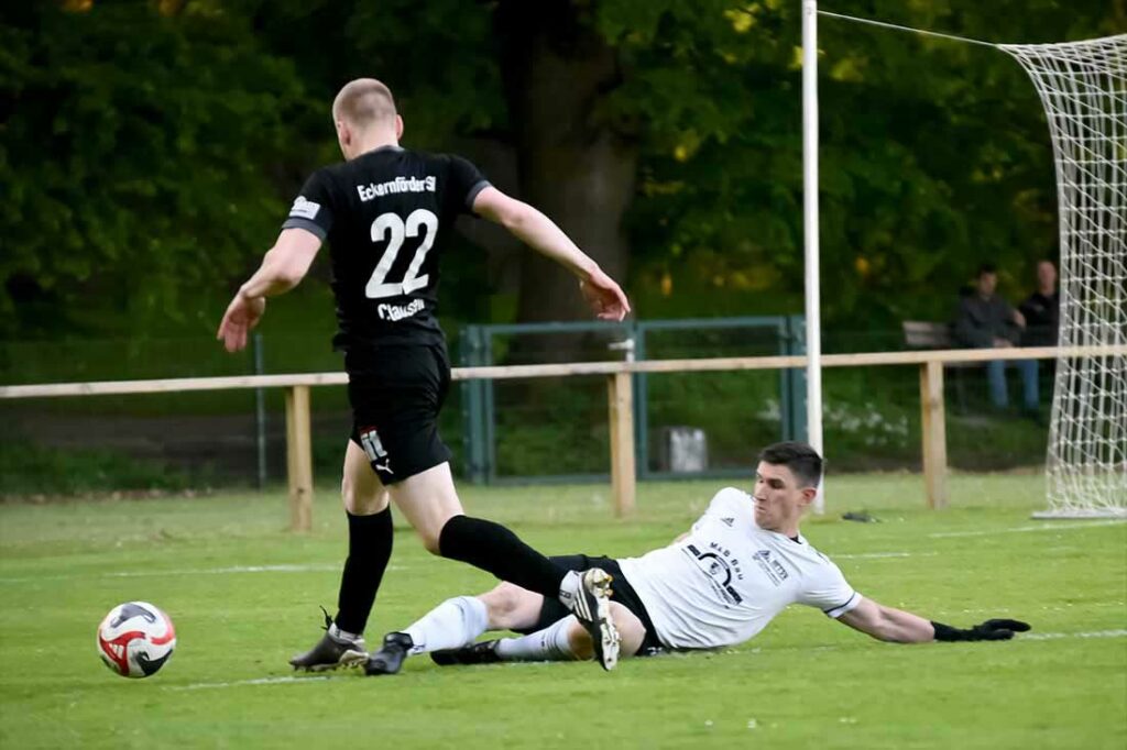 Enno Beckmann (MTSV) klärt vor Malte Clausen (ESV)-Foto O.W