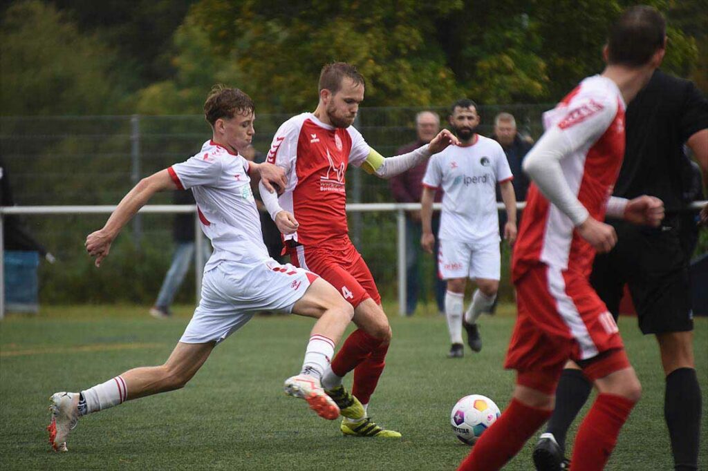 Jannik Westphal (li., VfB Lübeck II) vs. Alexander Meyerfeldt (TSV Bordesholm). © 2023 Olaf Wegerich Jannik Westphal (li., VfB Lübeck II) vs. Alexander Meyerfeldt (TSV Bordesholm). © 2023 Olaf Wegerich