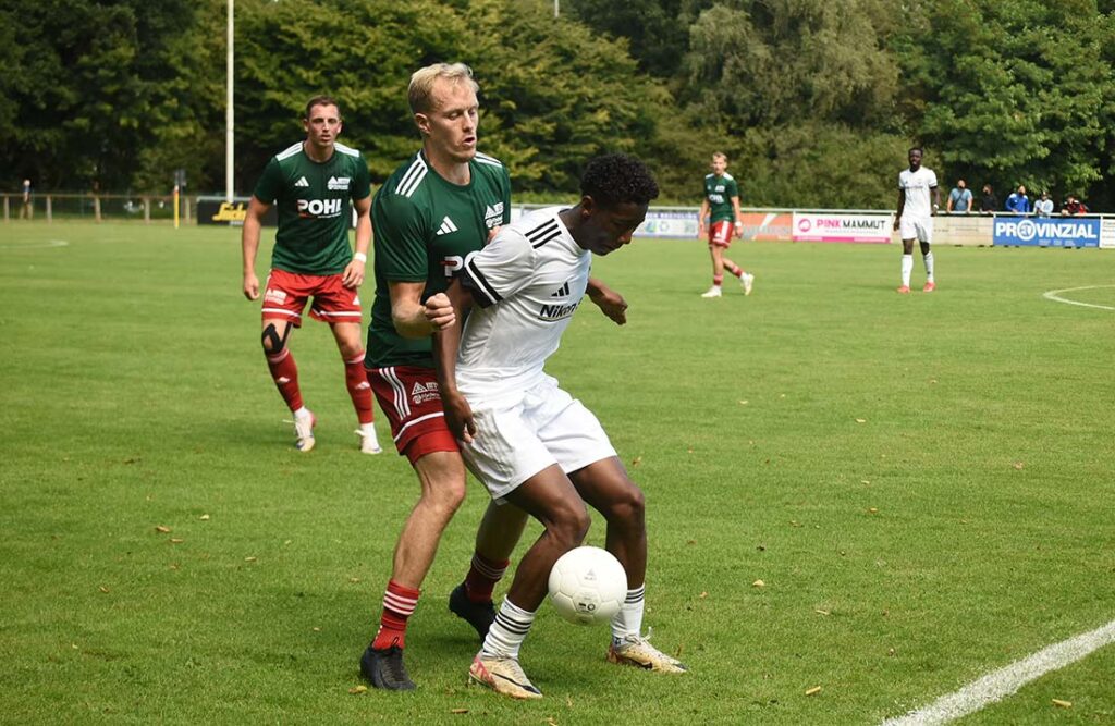 Jan Nötzelmann (MTSV) gegen Mansour Bamba (Phönix II). © 2025 Olaf Wegerich Jan Nötzelmann (MTSV) gegen Mansour Bamba (Phönix II). © 2025 Olaf Wegerich