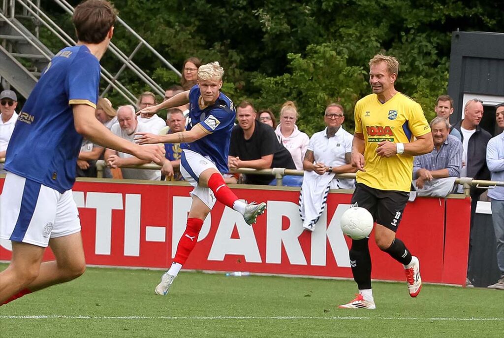 Luca Prasse (Holstein Kiel II) beim Abschluss. Archivfoto © 2025 Ismail Yesilyurt Luca Prasse (Holstein Kiel II) beim Abschluss. © 2025 Ismail Yesilyurt