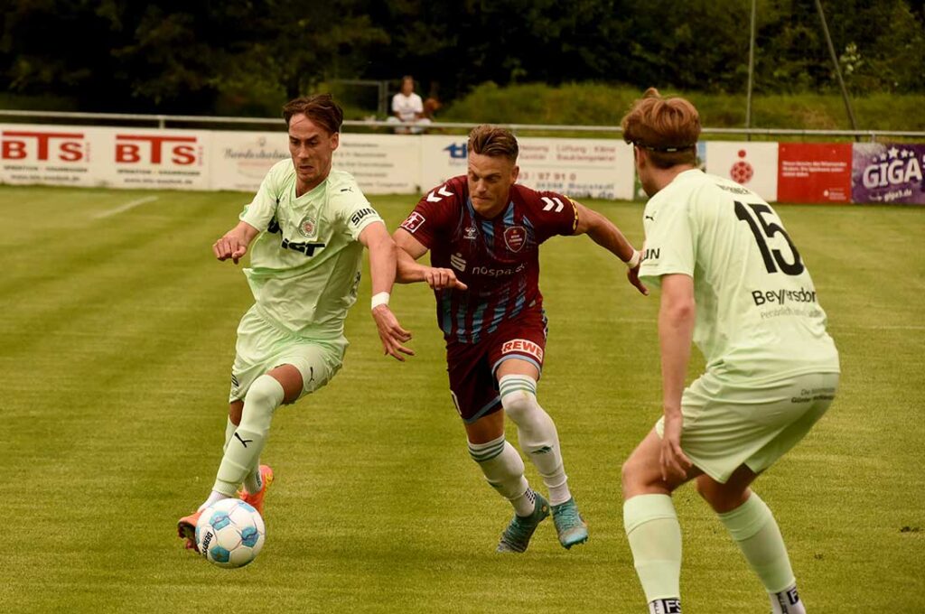Jesper Tiedemann (li., PSV Neumünster) gegen Rene Guder (Weiche Flensburg). © 2025 Olaf Wegerich Jesper Tiedemann (li., PSV Neumünster) gegen Rene Guder (Weiche Flensburg. © 2025 Olaf Wegerich