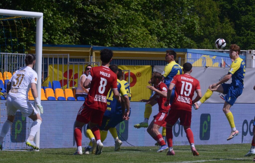 Justin Clopatt (SV Todesfelde) bringt einen Kopfball gefährlich vor das Tor. 2026 Olaf Wegerich Justin Clopatt (SV Todesfelde) bringt einen Kopfball gefährlich vor das Tor. 2026 Olaf Wegerich