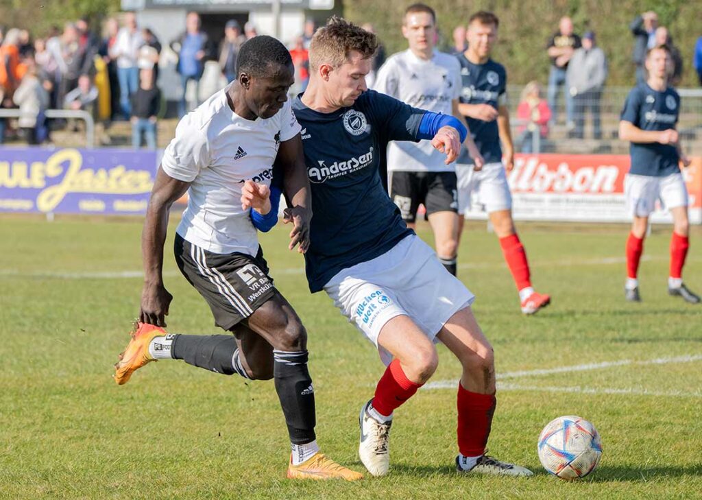 Daouda Soumah (li., Heider SV) gegen Sebastian Waterhues (TSV Nordmark Satrup). © 2025 Volker Schlichting Daouda Soumah (li., Heider SV) gegen Sebastian Waterhues (TSV Nordmark Satrup). © 2025 Volker Schlichting